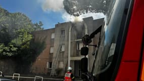 Un feu d’appartement situé au dernier étage d’un immeuble d’habitation de Nice a mobilisé 32 sapeurs-pompiers, ce samedi 3 août. 