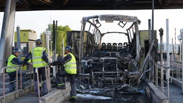 La carcasse du bus lyonnais incendié lors de sincidents en amont de la finale de COupe de France, le 25 mai 2024