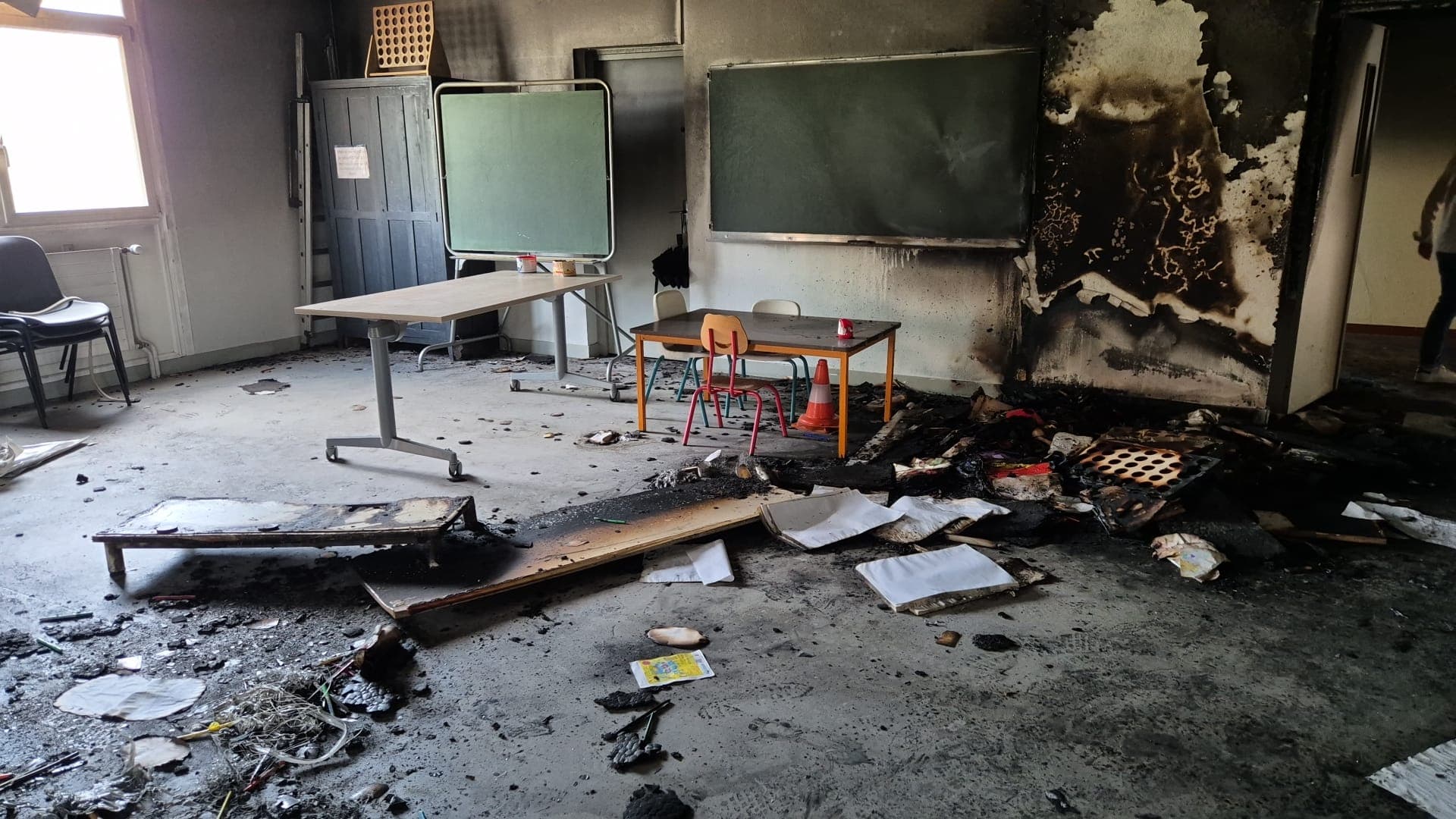 Les images de l'école de Meyzieu ravagée par un incendie volontaire le 19 juin 2024.