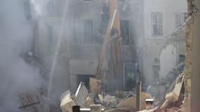 Un immeuble s'est effondré dans la nuit de samedi à dimanche au 17 rue de Tivoli, à Marseille, entraînant des dégâts sur deux autres immeubles de la rue. 