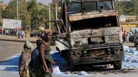 Dans la ville de Jos. Une quarantaine de personnes ont trouvé la mort vendredi, veille de Noël, dans le nord et le centre du Nigeria lors d'une série d'explosions et de deux attaques d'église. /Photo prise le 25 décembre 2010/REUTERS/Afolabi Sotunde
