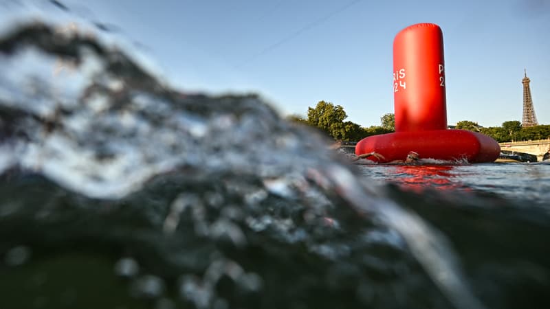 Une bouée sur la Seine, avec la Tour Eiffel domine l'horizon, lors de la finale du marathon féminin de natation de 10 km aux Jeux Olympiques de Paris 2024, sur le Pont Alexandre III, à Paris, le 8 août 2024. (photo dillustration)