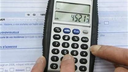 Le nombre de déclarations pour l'Impôt de solidarité sur la fortune (ISF) et les recettes pour 2010 sont en légère augmentation par rapport à 2009, selon un premier bilan publié par le ministère du Budget. /Photo d'archives/REUTERS/Charles Platiau