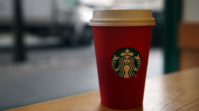 Starbucks a décidé de supprimer toutes les références à Noël sur ces tasses cette année.