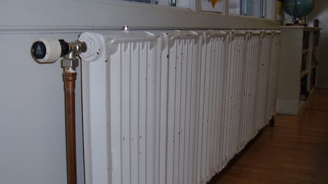 La loi et son décret fixent l’obligation d’installer des appareils de mesure de température par logement, a priori sur les radiateurs.