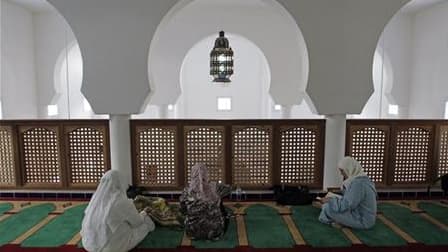 Dans une mosquée d'Istres. Le débat sur l'islam en France réclamé par Nicolas Sarkozy n'en finit pas de diviser à droite avec de nouvelles attaques formulées mardi dans les rangs de la majorité suivies d'une mise au point de François Fillon. /Photo d'arch