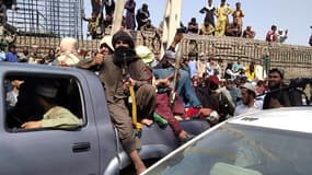 Des combattants talibans sur un véhicule dans une rue de Jalalabad, le 15 août 2021