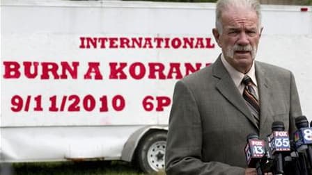 Le pasteur Terry Jones, qui menace de brûler samedi des exemplaires du Coran à l'occasion du neuvième anniversaire des attentats du 11 septembre, dit vouloir se donner le temps de la réflexion avant de mettre son projet à exécution. /Photo prise le 8 sept
