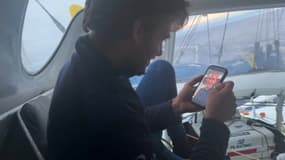 Benjamin Ferré regardant un message de Zinédine Zidane, le 24 décembre 2024