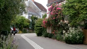 Dans l'une des rues très fleuries de Chédigny.