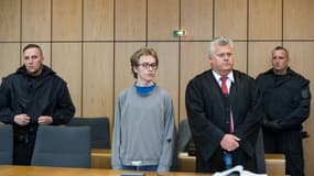 Un Allemand de 19 ans (2e g) avec son avocat Me Michael Emde, à l'ouverture de son procès, le 8 septembre 2017 à Bochum,