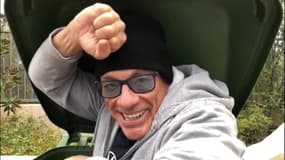 Jean-Claude Van Damme réalise des films en confinement.