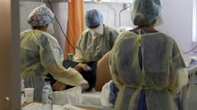Une équipe de soignants au chevet d'un malade du Covid-19 à l'hôpital de Bastia en Corse, le 5 août 2021.