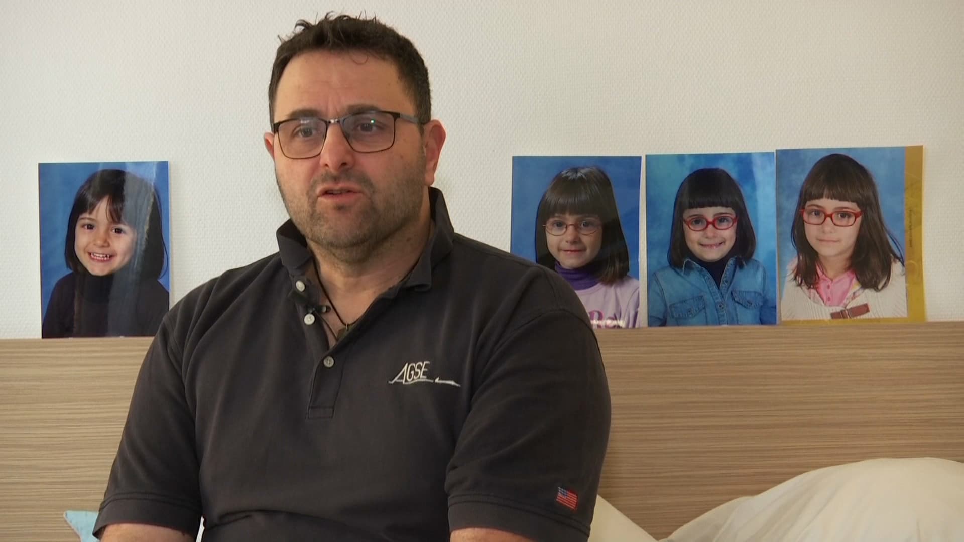 Frédéric Flores, entouré des photos de fille morte sous les coups de sa mère en 2020, interviewé par BFMTV avant le procès en 2025