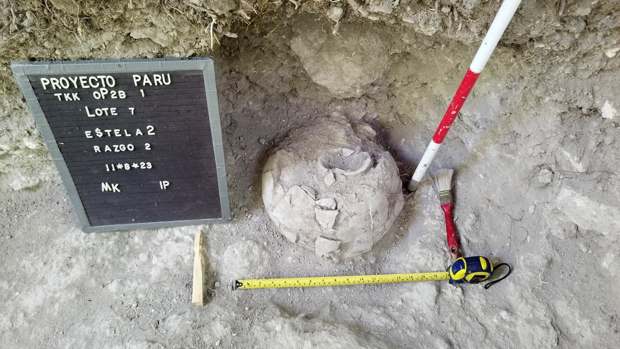 Ein Topf, der an der archäologischen Stätte von Uaxactun im Departement Petén in Guatemala entdeckt wurde.