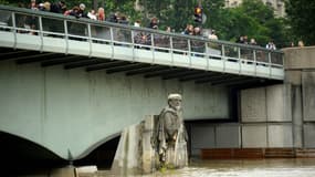 Le Zouave, au niveau du pont de l'Alma, à Paris. 