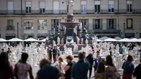 Des passants place Royale à Nantes, le 31 juillet 2019. - LOIC VENANCE / AFP