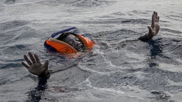 Un migrant secouru par l'ONG allemande Sea-Watch au large de la Libye, le 6 novembre 2017