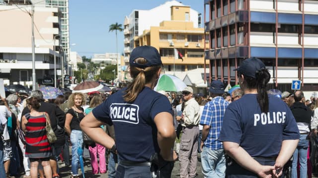 La police à Nouméa, durant une marche contre la violence en août 2015.