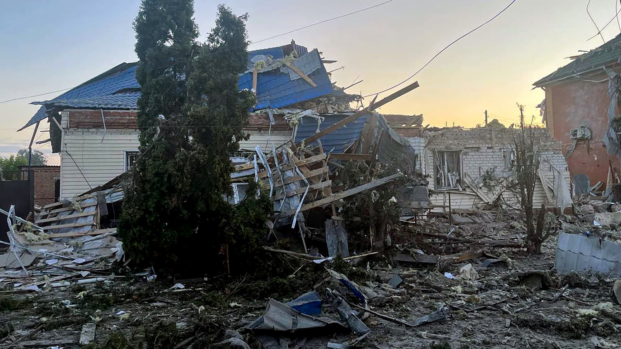 Cette photo diffusée par le gouverneur de la région de Koursk, Alexei Smirnov, sur sa chaîne Telegram, montre les dégâts causés dans la ville de Sudzha, le 6 août 2024, par les tirs d'obus des forces ukrainiennes dans la région russe de Koursk.