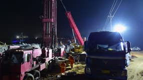 Des sauveteurs travaillent sur le site d'une explosion d'une mine d'or où 22 mineurs sont piégés sous terre à Qixia, dans la province du Shandong, dans l'est de la Chine, le 12 janvier 2021.
