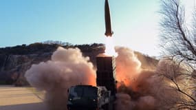Le leader nord-coréen Kim Jong Un a supervisé le tir d'essai d'un nouveau système d'armement qui augmentera l'efficacité de ses armes nucléaires tactiques, ont déclaré dimanche les médias d'État, 