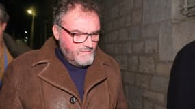 Frédéric Péchier, ex-anesthésiste accusé d'empoisonnement, à la sortie d'une audience de son procès à Besançon (Doubs), le jeudi 11 décembre 2025.