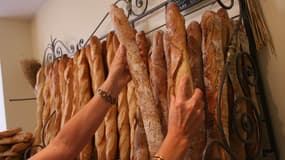 Des baguettes disposées dans une boulangerie.