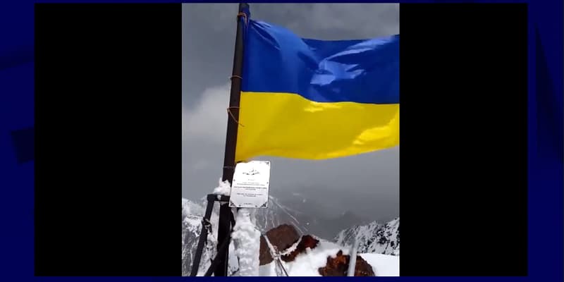 Le drapeau ukrainien au sommet du Pic Poutine, au Kirghizstan