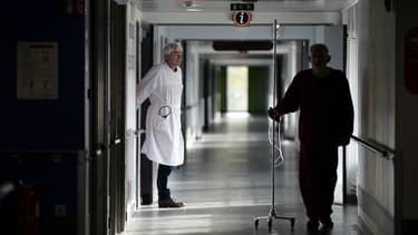 L'enveloppe prévue par le ministre de la Santé concernerait 100.000 médecins, pharmaciens et odontologistes à l'hôpital public.