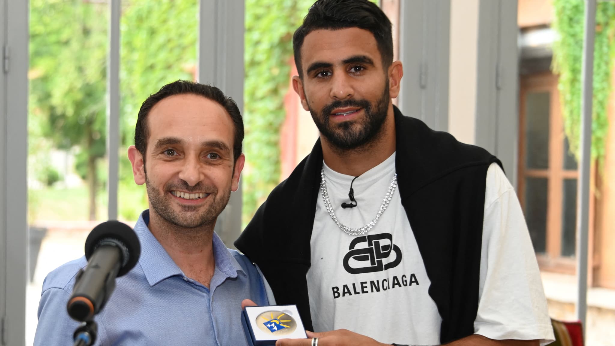 Patrick Haddad, maire de Sarcelles, avec Riyad Mahrez en juillet 2019 Patrick Haddad, maire de Sarcelles, avec Riyad Mahrez en juillet 2019