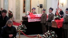 Les dépouilles de Lech Kaczynski et de sa femme Maria exposées au Palais présidentiel à Varsovie. Le défunt président polonais Lech Kaczynski et son épouse Maria seront inhumés dimanche à Cracovie dans la crypte de la cathédrale du château royal de Wawel.