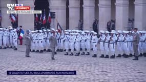 Le Gouverneur militaire de Paris salue les troupes dans la cour des Invalides