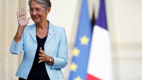 La Première ministre Elisabeth Borne,  sur le péron de Matignon, lors de sa prise de fonction, le 16 mai 2022 à Paris