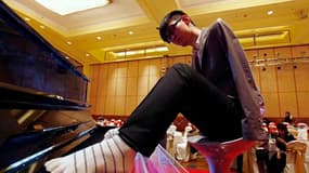 Liu Wei, un jeune pianiste chinois privé de ses deux bras, s'apprête à partir en tournée mondiale pour présenter son art de jouer avec les orteils.