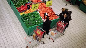 Des clients font leurs courses au rayon fruits et légumes d'un supermarché de Faches-Thumesnil (Nord), le 6 décembre 2012 (photo d'illustration).