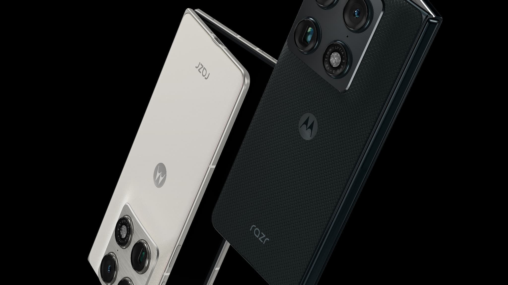 Le Motorola razr fold, ici plié, est disponible en deux finitions et propose trois modules photo arrière.