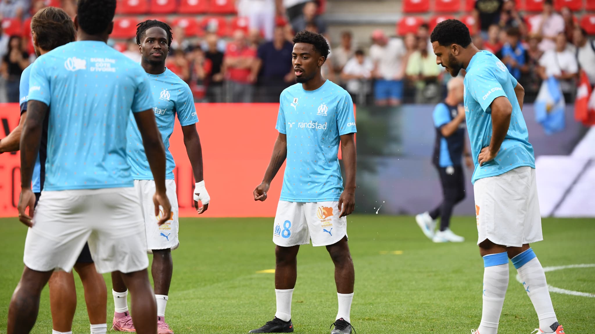 Angel Gomes s'échauffe avant le match d'ouverture de la Ligue 1, le 15 août 2025.