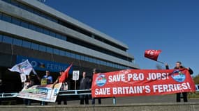 Manifestation contre le limogeage de 800 travailleurs de P&O, devant leurs bureaux près du port de Douvres, en Angleterre, le 18 mars 2022