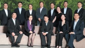 Le conseil d'administration avec le fondateur Ren Zhengfei (debout avec la veste claire) et la présidente Sun Yafang (assise avec le foulard violet)