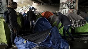 Des migrants montent une tente sous un pont du canal Saint-Denis dans le 19e arrondissement
