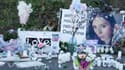 Des bougies et des fleurs déposées devant la maison de Delphine Jubillar, disparue il y a un an, à l'occasion d'une marche blanche à Cagnac-les-mines, le 19 décembre 2021