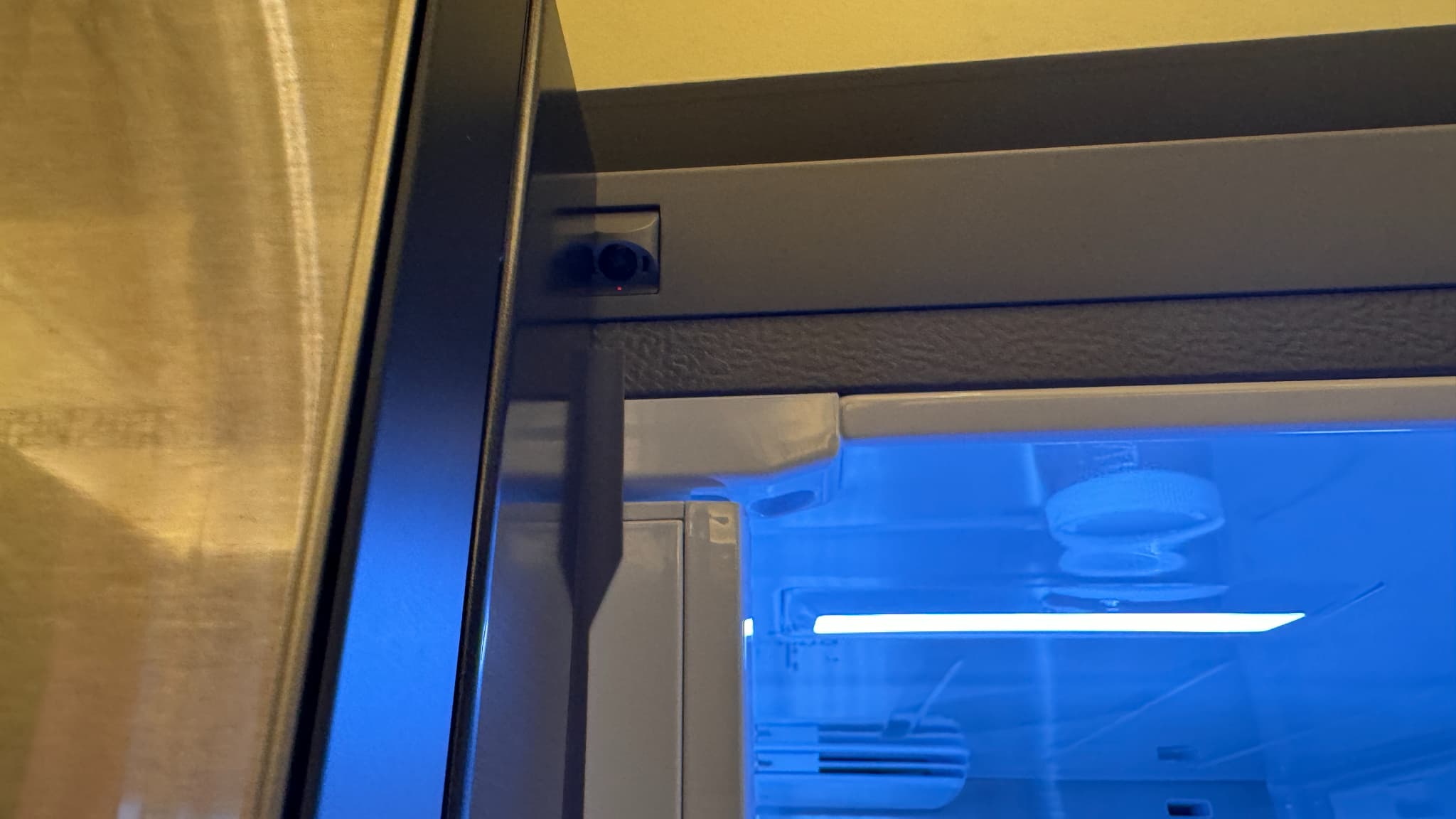 La caméra Vision AI du Samsung AI Family Hub+ qui identifie les aliments qui entrent et sortent La caméra Vision AI du Samsung AI Family Hub+ qui identifie les aliments qui entrent et sortent