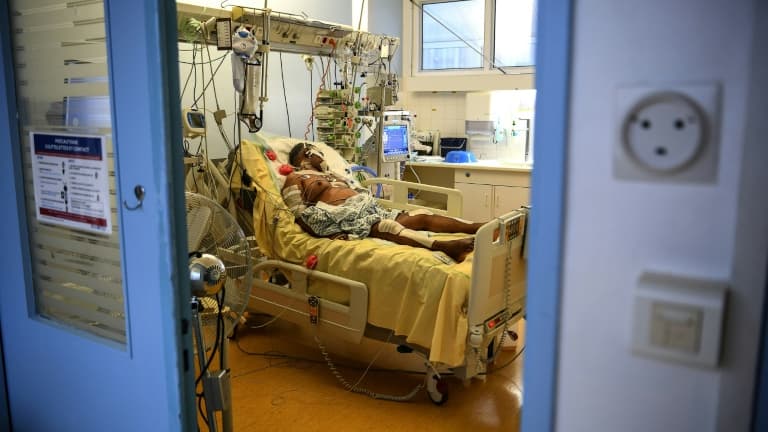 EN DIRECT - Covid-19: la baisse des hospitalisations se poursuit, 112 morts en 24h à l'hôpital