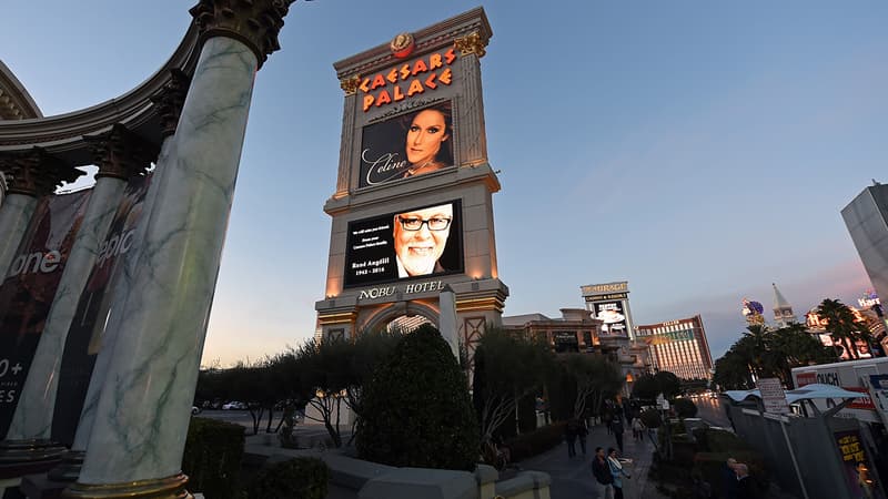 Une affiche de l'hôtel Caesars Palace de Las Vegas rend hommage à René Angélil, mari de Céline Dion