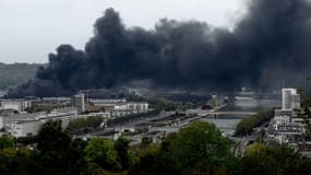 Près d'une semaine après le spectaculaire incendie de l'usine chimique Lubrizol de Rouen, l'origine du feu reste inconnue, et de nombreuses questions demeurent sur ses conséquences sanitaires et environnementales.