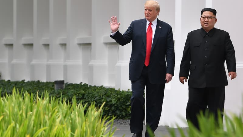 Donald Trump et Kim Jong-un se promènent après plusieurs réunions lors du sommet de Singapour, le 12 juin 2018.