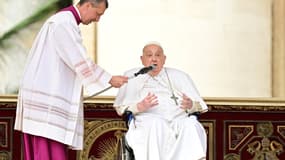 Le pape François fait une apparition surprise à la fin de la messe du dimanche des Rameaux sur la place Saint-Pierre au Vatican, le 13 avril 2025.