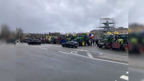 Devant le Château de Versailles, une dizaine de tracteurs rassemblés à l'appel de la Coordination rurale, le vendredi 1er mars. 