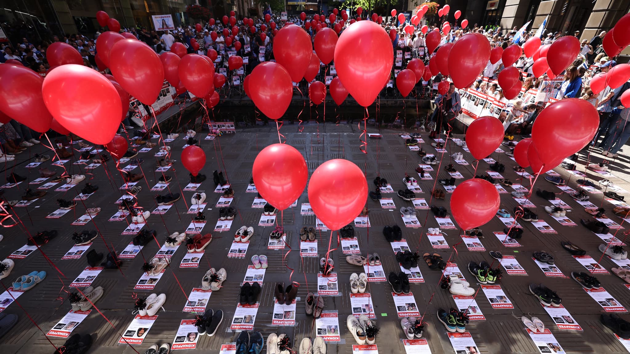 Des chaussures, exposées avec des ballons rouges et des affiches représentant les otages du Hamas, par des membres de la communauté juive à Sydney, en Australie, le 29 octobre 2023